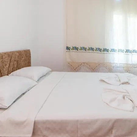 Apartman Cozy Flat With Balcony 1 Min To Beach In *